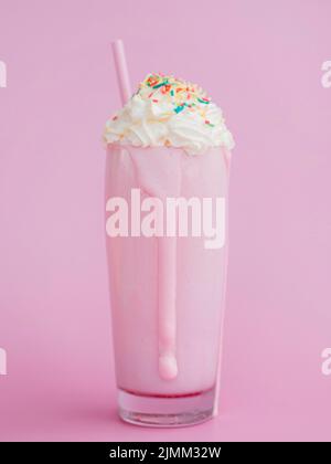 Leckeres, transparentes Milchshake-Glas Stockfoto