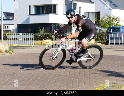 Maastricht, Niederlande. 7. August 2022. Ironman Triathlon Teilnehmer 3123, dreht sich auf der Radetappe des Ironman Triathlon Rennens in Maastricht um die 47 km-Marke. A Corpendale/Alamy Live News Stockfoto