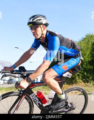 Maastricht, Niederlande. 7. August 2022. Ironman-Triathlon-Teilnehmer 2561 beim 47-km-Rennen auf der Radetappe des Ironman-Triathlon-Rennens in Maastricht eine Kurve drehen. A Corpendale/Alamy Live News Stockfoto