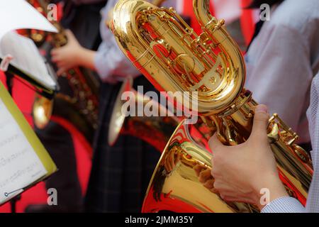 Studenten, die den Sax blasen Stockfoto