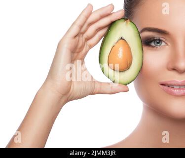 Schöne Frau mit Avocado Frucht auf weißem Hintergrund Stockfoto