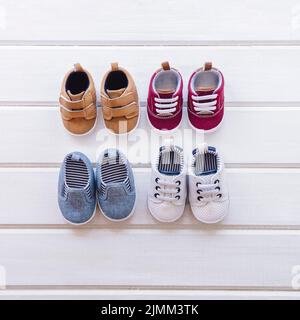 Babykonzept mit Schuhkomposition Stockfoto