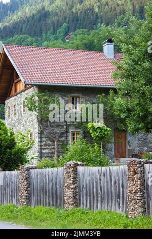 Ein traditionelles Steinhaus im Alpendorf Dölsach, Osttirol, Österreich Stockfoto