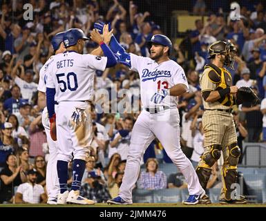 Los Angeles, Usa. 07. August 2022. Los Angeles Dodgers Max Muncy (13) feiert mit Mookie Betts (50), nachdem er einen drei-RBI-Heimlauf vor den San Diego Padres, dem Pitcher Mike Clevinger, während des fünften Innings im Dodger Stadium am Samstag, den 6. August 2022, erreicht hat. Foto von Jim Ruymen/UPI Credit: UPI/Alamy Live News Stockfoto