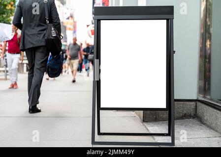 Mobile Plakatwand auf dem Bürgersteig Stockfoto