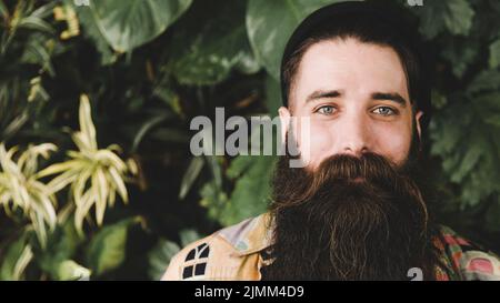 Panoramablick bärtiger junger Mann mit Kamera Stockfoto