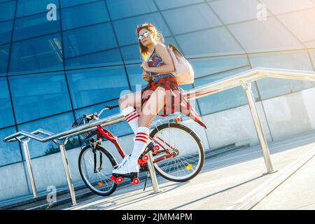 Mädchen auf dem Rollschuh in der Stadt Stockfoto