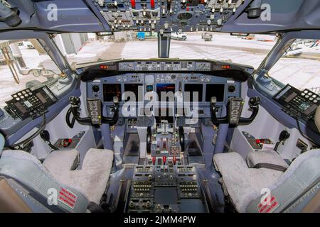 Ein Blick auf das Cockpit eines großen kommerziellen Flugzeugs ein Cockpit. Cockpit Ansicht einer Verkehrsflugzeuge Kreuzfahrt Control Panel in einer Ebene Cockpit. Stockfoto