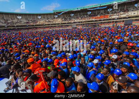 Nairobi, Kenia. 6. August 2022. Die Anhänger von Azimio la Umoja Kenya Kwanza versammeln sich während der Finallye der Koalitionen im Kasarani Stadium in Nairobi, Kenia. Die Azimio La Umoja One Kenya Final Rally Im Moi International Stadium-Kasarani. (Bild: © Donwilson Odhiambo/ZUMA Press Wire) Stockfoto