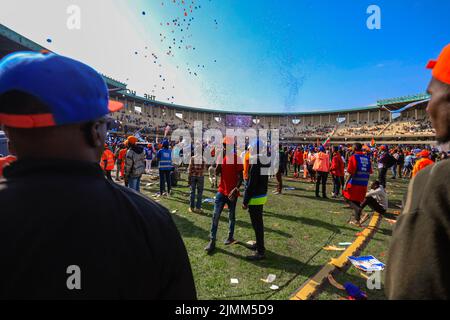 Nairobi, Kenia. 6. August 2022. Die Fans von Azimio la Umoja Kenya Kwanza feiern während der Finallye der Koalitionen im Kasarani Stadium in Nairobi, Kenia. Die Azimio La Umoja One Kenya Final Rally Im Moi International Stadium-Kasarani. (Bild: © Donwilson Odhiambo/ZUMA Press Wire) Stockfoto