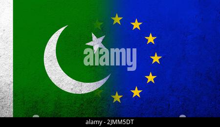 Flagge der Europäischen Union mit Republik Pakistan Nationalflagge. Grungen Hintergrund Stockfoto