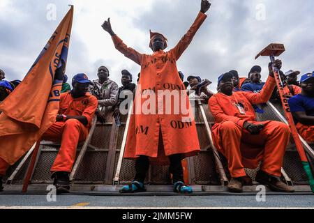 Nairobi, Kenia. 6. August 2022. Die Fans von Azimio la Umoja One Kenya feiern während der Finallye der Koalitionen im Kasarani Stadium in Nairobi, Kenia. Die Azimio La Umoja One Kenya Final Rally Im Moi International Stadium-Kasarani. (Bild: © Donwilson Odhiambo/ZUMA Press Wire) Stockfoto