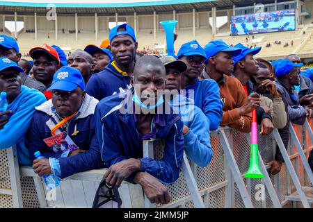 Nairobi, Kenia. 6. August 2022. Eine Menge der Azimio la Umoja Kenya Kwanza-Anhänger während der Finallye der Koalitionen im Kasarani Stadium in Nairobi, Kenia. Die Azimio La Umoja One Kenya Final Rally Im Moi International Stadium-Kasarani. (Bild: © Donwilson Odhiambo/ZUMA Press Wire) Stockfoto