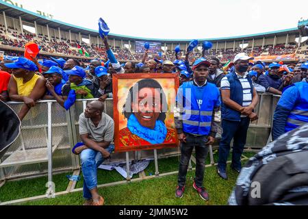 Nairobi, Kenia. 6. August 2022. Unterstützer Umoja Kenya Kwanza teilt politische Slogans während der letzten Zusammenballung im Kasarani Stadium in Nairobi, Kenia. Die Azimio La Umoja One Kenya Final Rally Im Moi International Stadium-Kasarani. (Bild: © Donwilson Odhiambo/ZUMA Press Wire) Stockfoto