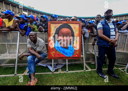 Nairobi, Kenia. 6. August 2022. Unterstützer Umoja Kenya Kwanza teilt politische Slogans während der letzten Zusammenballung im Kasarani Stadium in Nairobi, Kenia. Die Azimio La Umoja One Kenya Final Rally Im Moi International Stadium-Kasarani. (Bild: © Donwilson Odhiambo/ZUMA Press Wire) Stockfoto