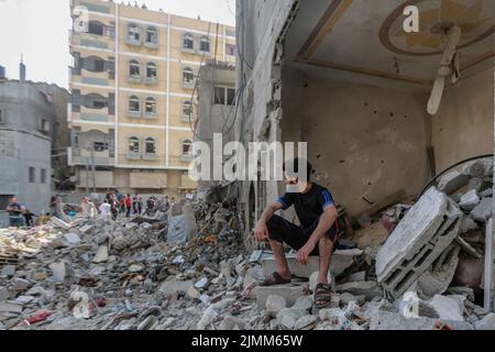 Rafah, Palästinensische Gebiete. 07. August 2022. Palästinenser inspizieren die Trümmer eines Gebäudes, in dem Khaled Mansour, der Kommandeur des südlichen Islamischen Jihad, nach einem israelischen Luftangriff in Rafah im südlichen Gazastreifen getötet wurde. Kredit: Mohammed Talatene/dpa/Alamy Live Nachrichten Stockfoto