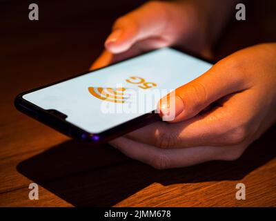 Nahaufnahme der Hände, die das Telefon halten Stockfoto
