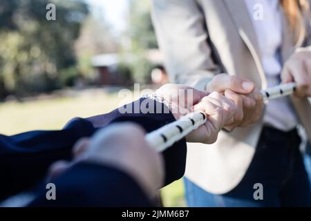 Nahaufnahme der Hände, die an einem Seil ziehen Stockfoto
