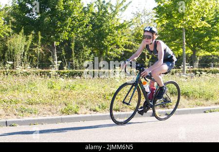 Maastricht, Niederlande. 7. August 2022. Die Ironman Triathlon-Teilnehmerin Annie Byrne, 2126, erreicht die 47 km-Marke während der Radetappe des Ironman Triathlon-Rennens in Maastricht. A Corpendale/Alamy Live News Stockfoto