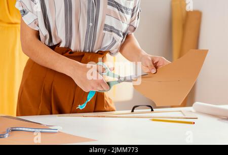 Nahaufnahme des Hand-Schneidepapiers Stockfoto