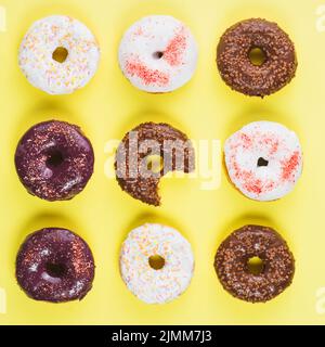 Braune weiße Schokolade Donuts mit Streuseln fehlenden Biss Stockfoto