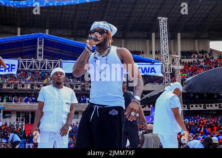 Nairobi, Kenia. 6. August 2022. Der tansanische Bongo-Flava-Künstler Diamond Platnumz spielt auf der Azimio la Umoja One Kenya-Rallye im Kasarani-Stadion in Nairobi, Kenia. Die Azimio La Umoja One Kenya Final Rally Im Moi International Stadium-Kasarani. (Bild: © Donwilson Odhiambo/ZUMA Press Wire) Stockfoto