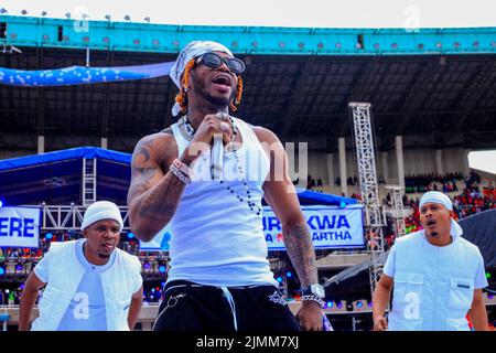 Nairobi, Kenia. 6. August 2022. Der tansanische Bongo-Flava-Künstler Diamond Platnumz spielt auf der Azimio la Umoja One Kenya-Rallye im Kasarani-Stadion in Nairobi, Kenia. Die Azimio La Umoja One Kenya Final Rally Im Moi International Stadium-Kasarani. (Bild: © Donwilson Odhiambo/ZUMA Press Wire) Stockfoto