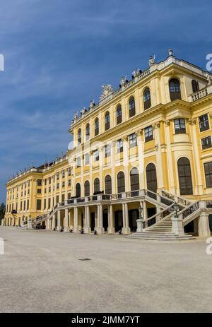 Treppenhäuser vor dem königlichen Schloss Schönbrunn in Wien, Österreich Stockfoto