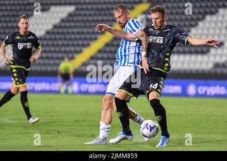 Ardian Ismajli (FC Empoli) und Andrea La Mantia (SPAL) während des FC Empoli gegen SPAL, dem italienischen Fußballspiel Coppa Italia in Empoli, Italien, am 06 2022. August Stockfoto