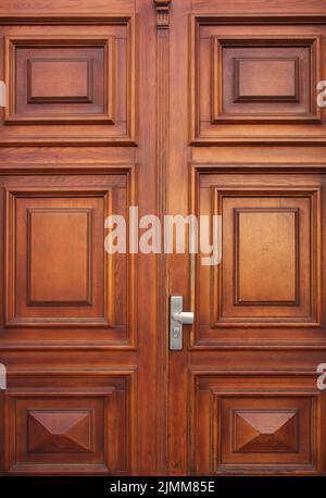 Braune Holztür Stockfoto