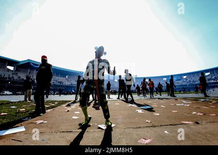 Nairobi, Kenia. 6. August 2022. Die Fans von Azimio la Umoja Kenya Kwanza feiern während der Finallye der Koalitionen im Kasarani Stadium in Nairobi, Kenia. Die Azimio La Umoja One Kenya Final Rally Im Moi International Stadium-Kasarani. (Bild: © Donwilson Odhiambo/ZUMA Press Wire) Stockfoto