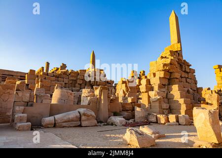 Alte Ruinen Karnak Tempel mit Obelisk des Pharao Thutmosis I. und Obelisk des Pharao Hatschepsut. Stockfoto