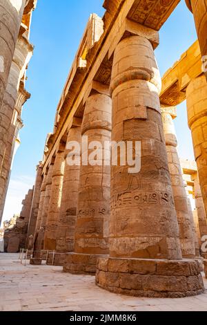 Reihe von massiven Kolonnen der großen Hypostyle Halle im Kanak Tempel. Stockfoto