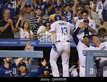 Los Angeles, Usa. 07. August 2022. Los Angeles Dodgers Max Muncy (13) wird nach einem Dreier-RBI-Heimlauf vor dem Pitcher Mike Clevinger von den San Diego Padres während des fünften Innings im Dodger Stadium am Samstag, den 6. August 2022, wieder in den Dugout aufgenommen. Foto von Jim Ruymen/UPI Credit: UPI/Alamy Live News Stockfoto