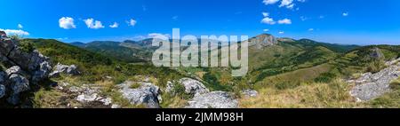 Panoramablick auf das Trascău-Gebirge im westlichen Teil des Apuseni-Gebirges in Siebenbürgen, Rumänien. Stockfoto