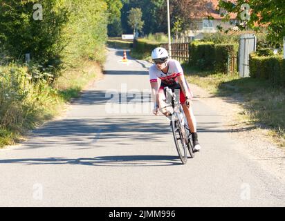 Maastricht, Niederlande. 7. August 2022. Ironman-Triathlon-Teilnehmer 2390, Ramiro Ruiz Mendiguren, bei der 47-km-Marke während der Radetappe des vollständigen Ironman-Triathlon-Rennens in Maastricht. A Corpendale/Alamy Live News Stockfoto