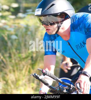 Maastricht, Niederlande. 7. August 2022. Ironman Triathlon Teilnehmer 2481, bei der 47 km Marke während der Radetappe des vollen Ironman Triathlon Rennen in Maastricht. A Corpendale/Alamy Live News Stockfoto