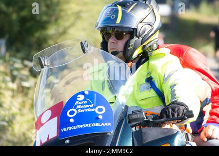 Maastricht, Niederlande. 7. August 2022. Verkehrsregulierungspersonal auf einem Motorrad während der Radetappe des vollständigen Ironman-Triathlon-Rennens in Maastricht. A Corpendale/Alamy Live News Stockfoto