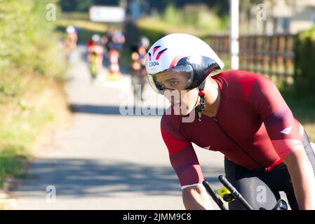 Maastricht, Niederlande. 7. August 2022. Ironman-Triathlon-Teilnehmer 2304, auf der 47-km-Marke während der Radetappe des vollen Ironman-Triathlon-Rennens in Maastricht, mit mehr Teilnehmern hinter ihm. A Corpendale/Alamy Live News Stockfoto