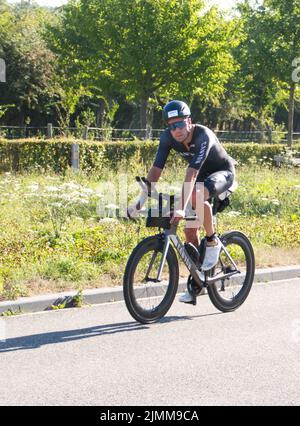 Maastricht, Niederlande. 7. August 2022. Ironman-Triathlon-Teilnehmer 2041, Maarten van Kooij, bei der 47-km-Marke während der Radetappe des vollständigen Ironman-Triathlon-Rennens in Maastricht. A Corpendale/Alamy Live News Stockfoto