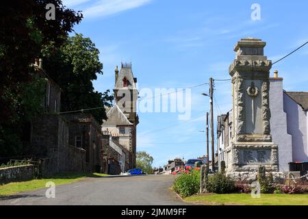 Wigtown, Schottland - 15. Juni 2022: Blick auf die Bank Street mit dem 1914 - 1918 war Memorial auf der linken Seite Stockfoto