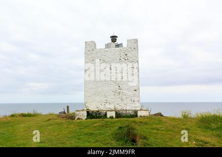 The , Isle of Whithorn, Schottland - 13. Juni 2022: Isle Head Lighthouse mit Blick auf den Horizont über die Irische See Stockfoto