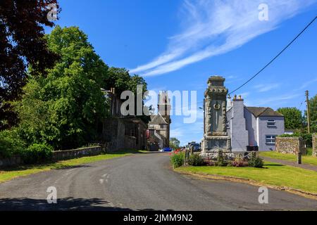 Wigtown, Schottland - 15. Juni 2022: Blick auf die Bank Street mit dem 1914 - 1918 war Memorial auf der linken Seite Stockfoto