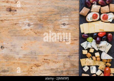 Käseplatten mit schwarzem Schieferbrett Stockfoto