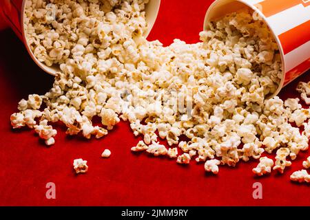 Aus Eimern verschüttetes Popcorn Stockfoto