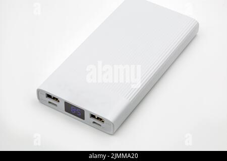 Powerbank zum Aufladen von mobilen Geräten Nahaufnahme auf weiß. Stockfoto