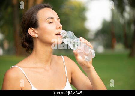 Seitenansicht Frau, die Wasser trinkt Stockfoto