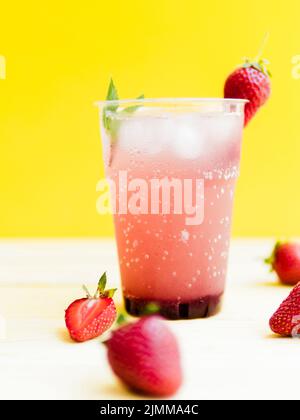 Heller eisiger Cocktail mit frischen Erdbeeren Minze Stockfoto