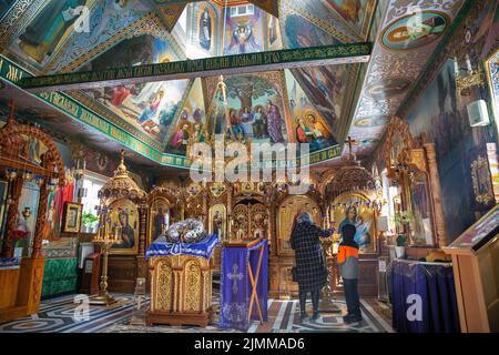 Die Menschen besuchen die Kirche in der wundersamen Quelle der Heiligen Anna im Kloster des Hl. Nikolaus. Onyschkiwzi, Westukraine. Stockfoto