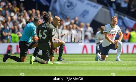 06 Aug 2022 - Tottenham Hotspur gegen Southampton - Premier League - Tottenham Hotspur Stadium Harry Kane von Tottenham und seine Mitspieler und Beamten machen sich vor dem Spiel das Knie. Bildnachweis : © Mark Pain / Alamy Live News Stockfoto